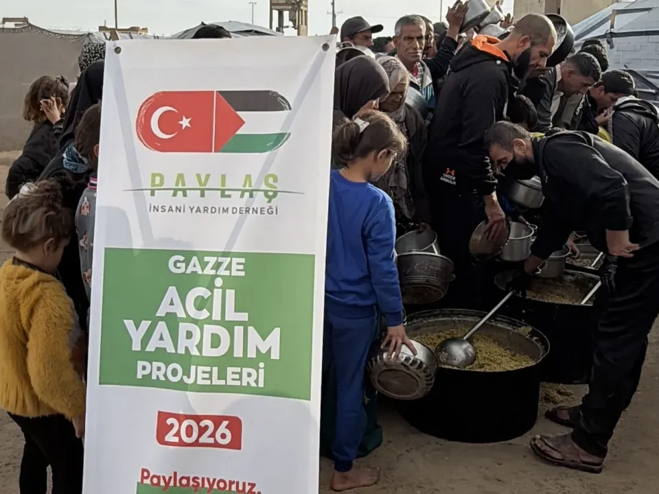 Gazze’de Sıcak Yemek Dağıtımları Devam Ediyor