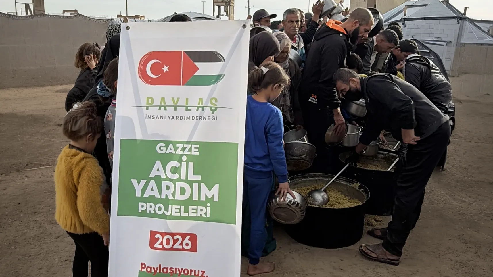 Gazze’de Sıcak Yemek Dağıtımları Devam Ediyor
